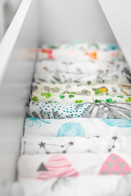 PIELUCHA MUŚLINOWA 70X80 CM PEONIE BIAŁE