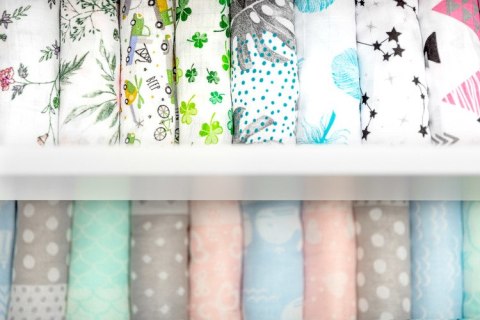 PIELUCHA MUŚLINOWA 70X80 CM PEONIE BIAŁE