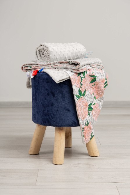 LEKKI KOCYK MINKY 75 x 100 SZARY KWIATY