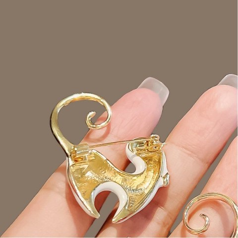 Broszka ozdobna emaliowany biały kotek BZ206