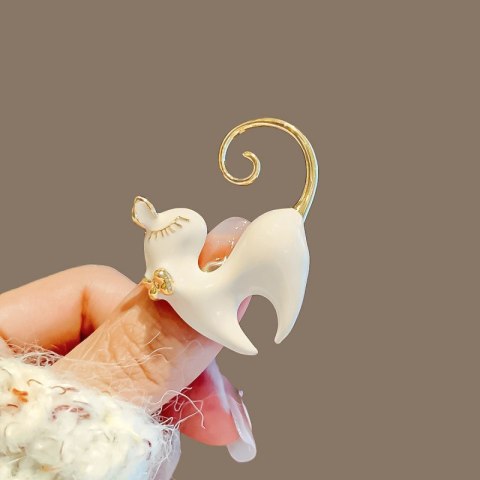 Broszka ozdobna emaliowany biały kotek BZ206