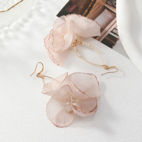 Kolczyki wiszące, efektowne tiulowe z koralikami pudrowe K1700