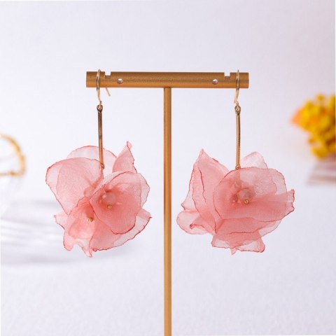 Kolczyki wiszące, efektowne tiulowe z koralikami pudrowy róż K1702