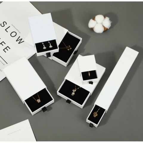 PUDEŁKO OZDOBNE NA zestaw BIŻUTERII, NASZYJNIK 10 x 10 x 3,5 cm PDOZ13B