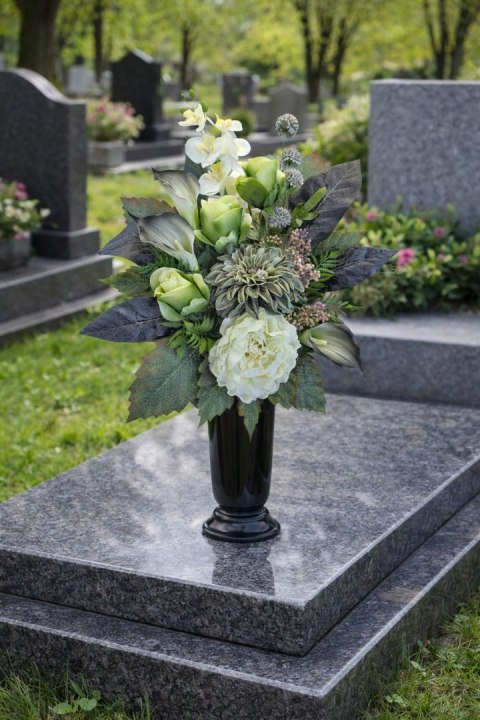 Bukiet flakon stroik na cmentarz kompozycja kwiatowa na wszystkich świętych