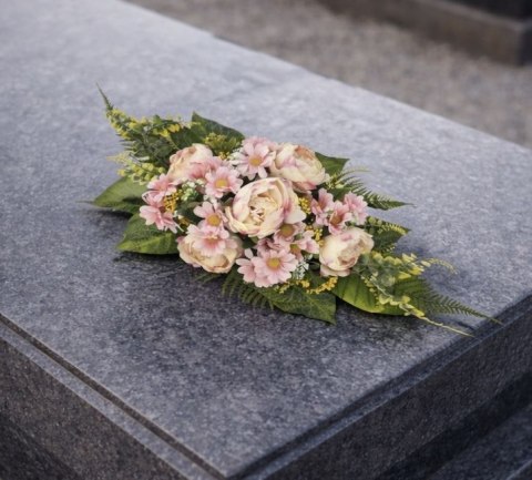 Stroik na cmentarz kompozycja kwiatowa na grób