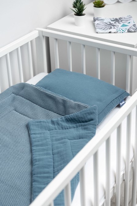 KOMPLET DO ŁÓŻECZKA DZIERGANY Z MUŚLINĄ NIEBIESKI