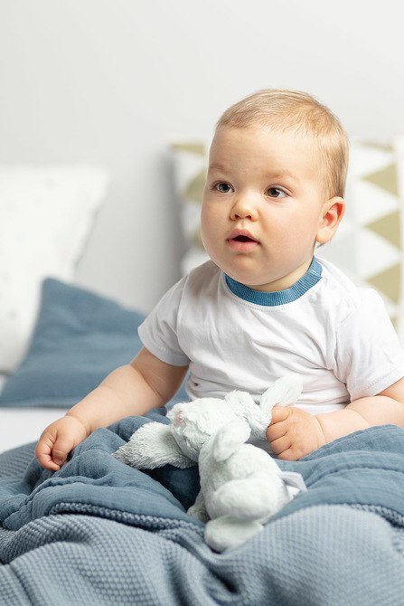 KOMPLET DO ŁÓŻECZKA DZIERGANY Z MUŚLINĄ NIEBIESKI