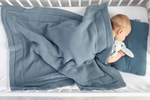 KOMPLET DO ŁÓŻECZKA DZIERGANY Z MUŚLINĄ NIEBIESKI