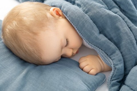 KOMPLET DO ŁÓŻECZKA DZIERGANY Z MUŚLINĄ NIEBIESKI