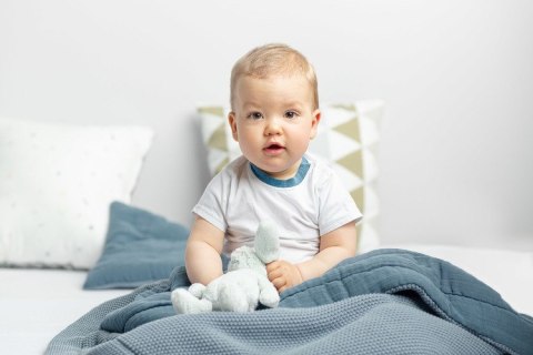 KOMPLET DO ŁÓŻECZKA DZIERGANY Z MUŚLINĄ NIEBIESKI