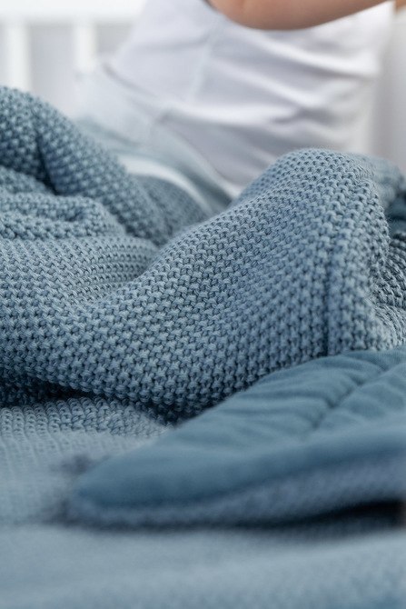 KOMPLET DO ŁÓŻECZKA DZIERGANY Z MUŚLINĄ NIEBIESKI