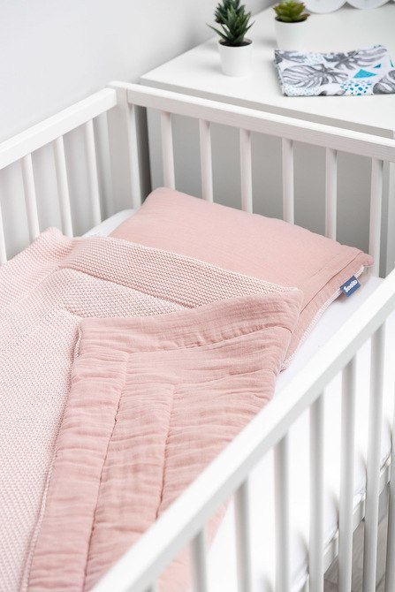 KOMPLET DO ŁÓŻECZKA DZIERGANY Z MUŚLINĄ RÓŻOWY