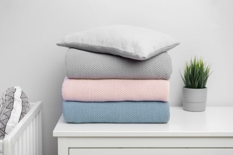 KOMPLET DO ŁÓŻECZKA DZIERGANY Z MUŚLINĄ RÓŻOWY