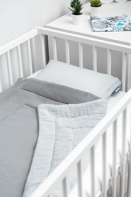 KOMPLET DO ŁÓŻECZKA DZIERGANY Z MUŚLINĄ SZARY